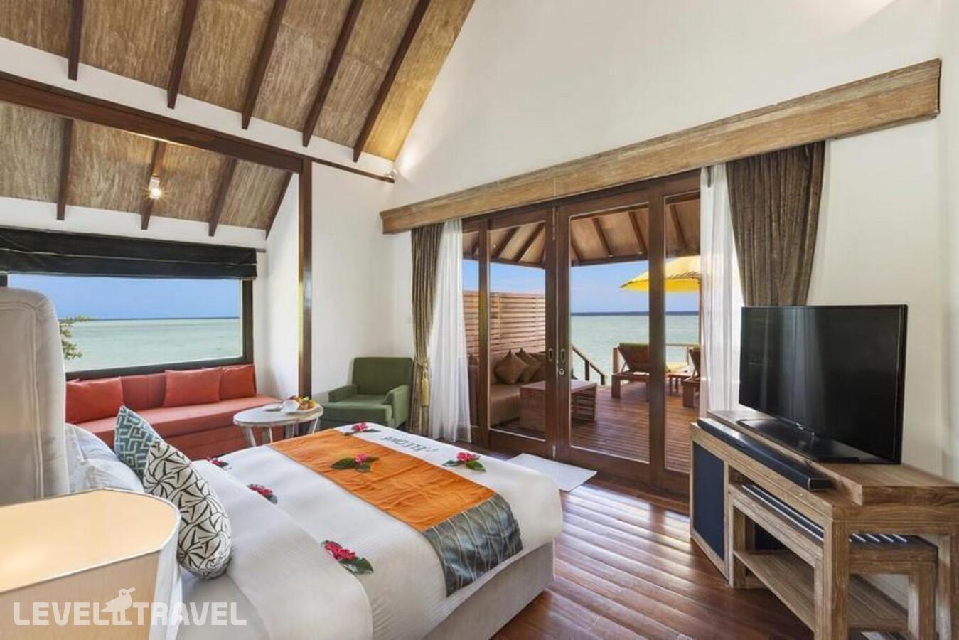 фотографии номера Вилла частично над водой отеля Dhigufaru Island Resort в Мальдивы(Баа Атолл) - фото №3