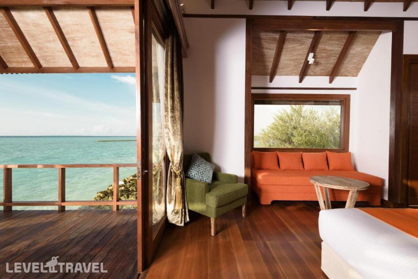 фотографии номера Вилла частично над водой отеля Dhigufaru Island Resort в Мальдивы(Баа Атолл) - фото №5