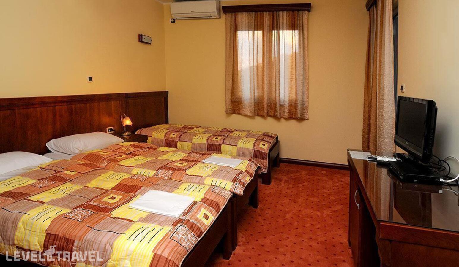 фотографии номера Трехместный номер отеля Dolce Vita Hotel в Черногория(Бечичи) - фото №1