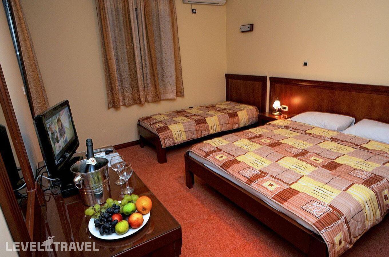 фотографии номера Трехместный номер отеля Dolce Vita Hotel в Черногория(Бечичи) - фото №4