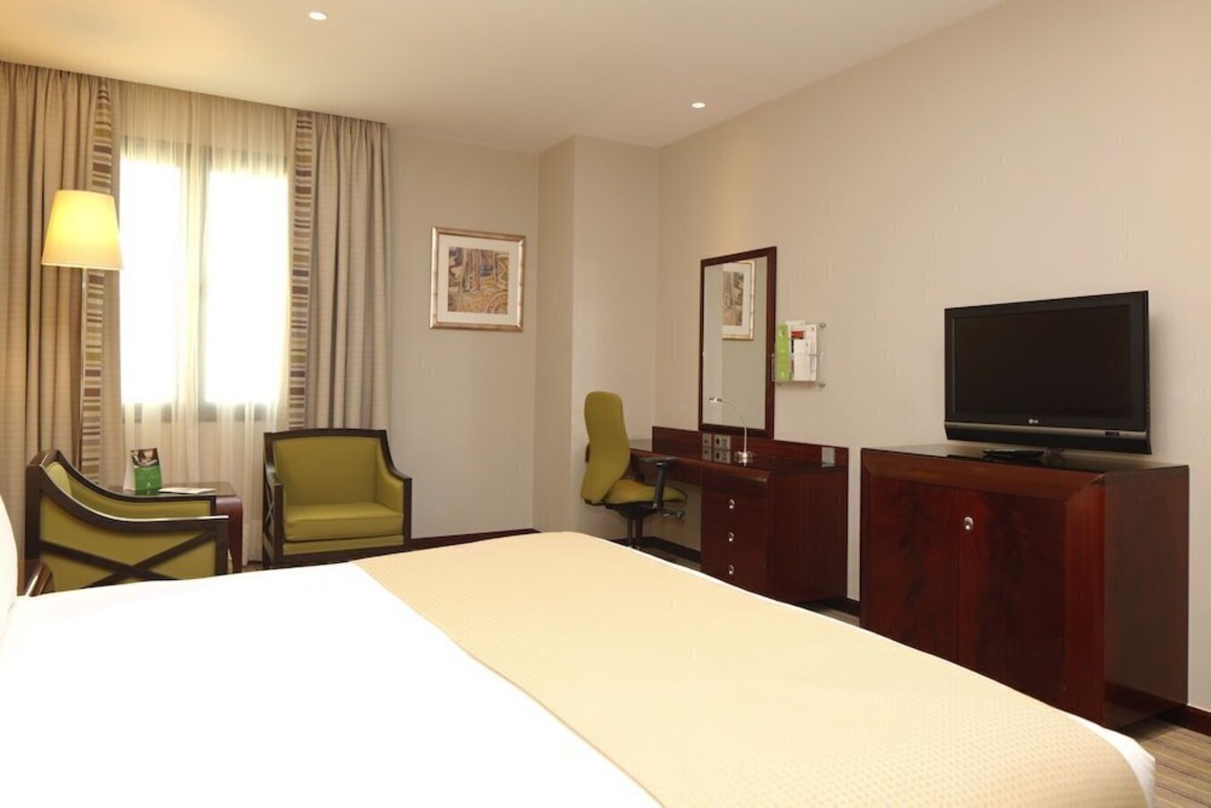 фотографии номера Стандартный с видом на город отеля Holiday Inn Riyadh-Olaya, an IHG Hotel в Саудовская Аравия(Эр-Рияд) - фото №3