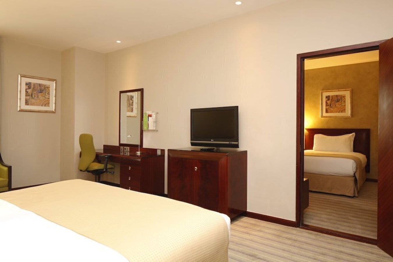 фотографии номера Стандартный с видом на город отеля Holiday Inn Riyadh-Olaya, an IHG Hotel в Саудовская Аравия(Эр-Рияд) - фото №4