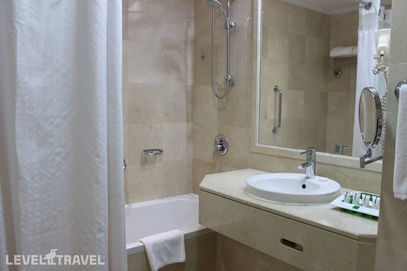 фотографии номера Стандартный с видом на бассейн отеля Holiday Inn Riyadh-Olaya, an IHG Hotel в Саудовская Аравия(Эр-Рияд) - фото №9