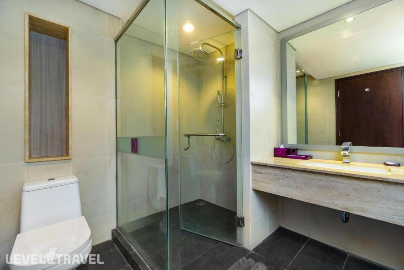 фотографии номера Полулюкс отеля Quest Hotel Tuban в Индонезия(Кута) - фото №2