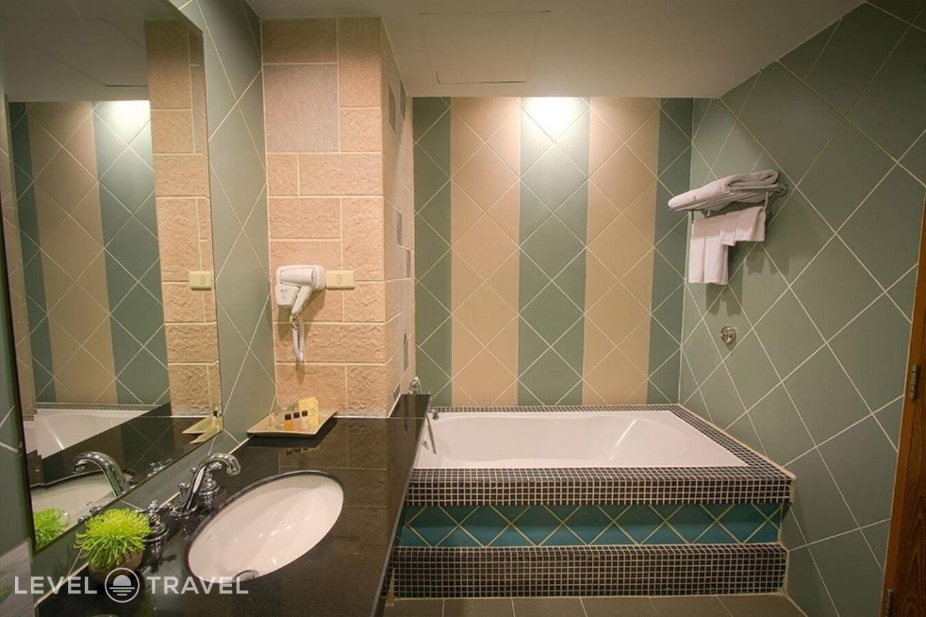 фотографии номера Улучшенный с видом на город отеля Long Beach Garden Hotel & Spa в Таиланд(Вонгамат) - фото №2