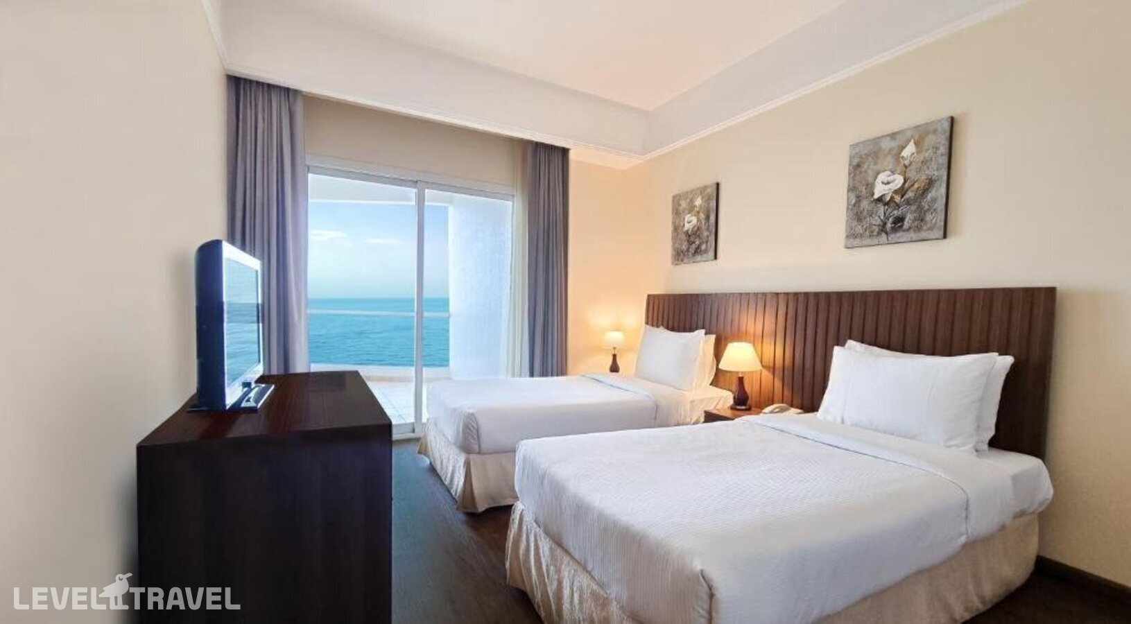 фотографии номера Делюкс с видом на море (две односпальные кровати) отеля Ramada Beach Hotel Ajman By Wyndham в ОАЭ(Аджман) - фото №13