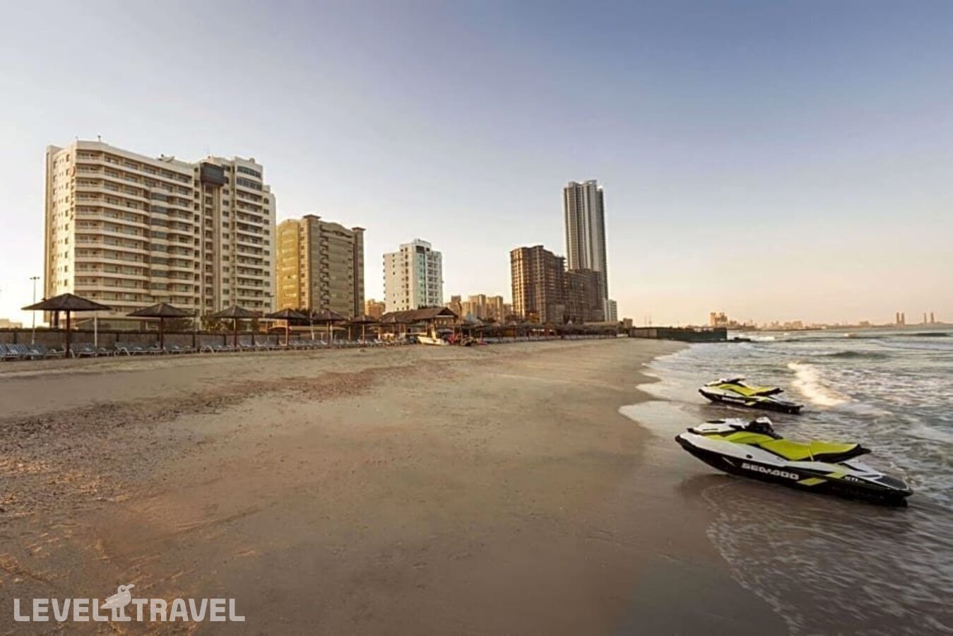 фотографии номера Стандартный (две односпальные кровати) отеля Ramada Beach Hotel Ajman By Wyndham в ОАЭ(Аджман) - фото №8