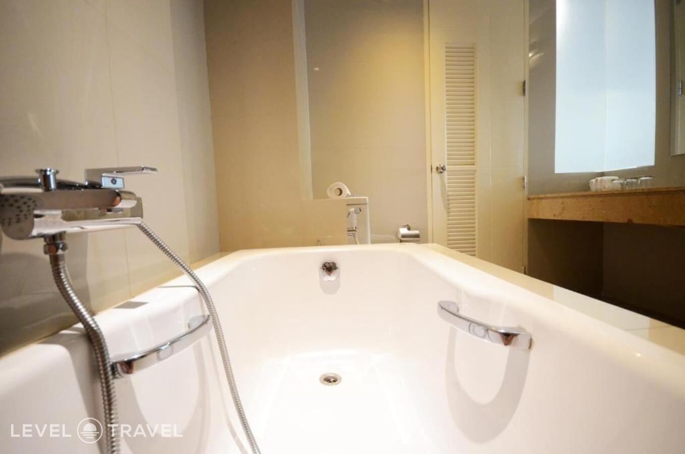 фотографии номера Люкс с балконом отеля The Lantern Resort Patong в Таиланд(Патонг Бич) - фото №4