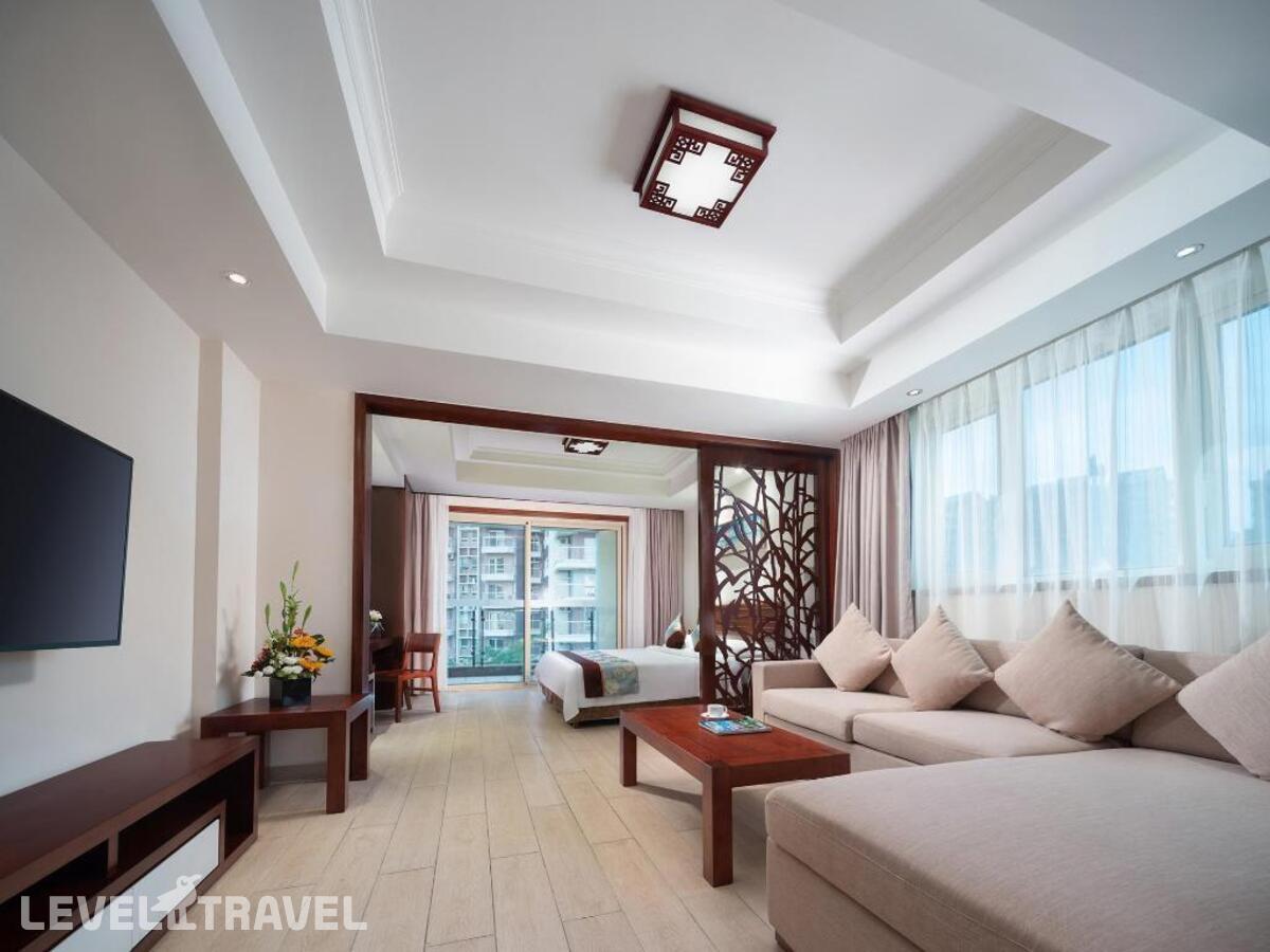 фотографии номера Улучшенный с балконом отеля Sanya Baohong Shanghai Huating Boutique Hotel в Китай(Дадунхай Бэй) - фото №1