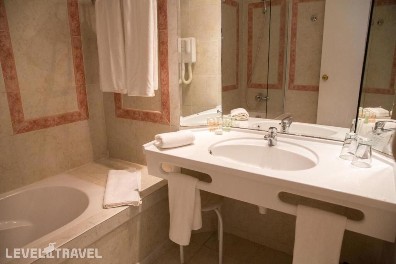 фотографии номера Трехместный с видом на море отеля Golden Tulip Taj Sultan (Ex. Vincci Taj Sultan) в Тунис(Ясмин) - фото №6