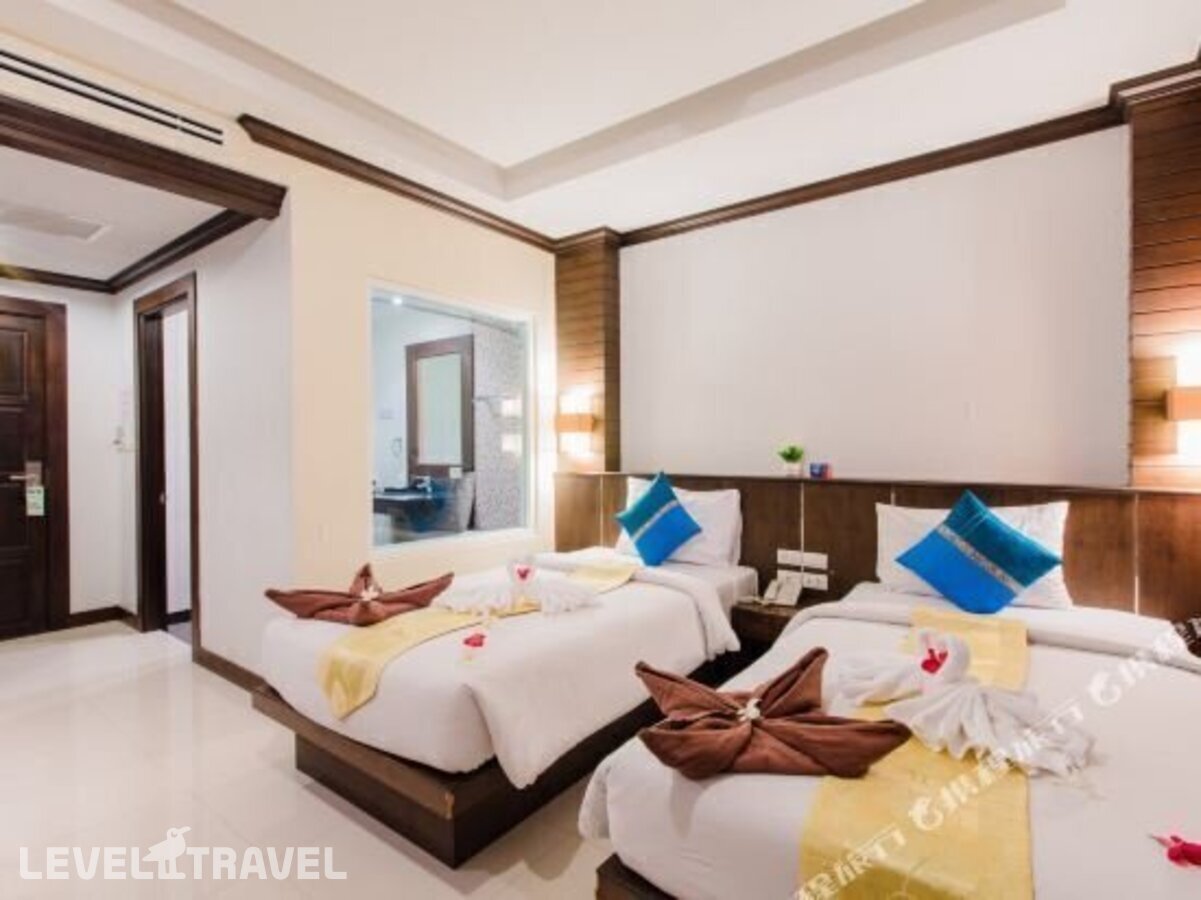 фотографии номера Четырехместный делюкс отеля 77 Patong Hotel & Spa (Ex. Azure Bangla Phuket) в Таиланд(Патонг Бич) - фото №4