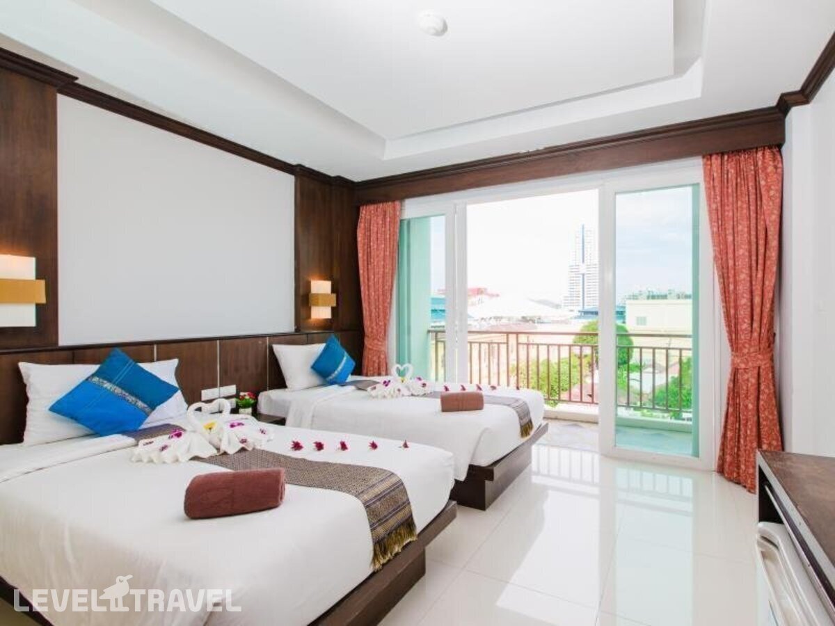 фотографии номера Четырехместный делюкс отеля 77 Patong Hotel & Spa (Ex. Azure Bangla Phuket) в Таиланд(Патонг Бич) - фото №1