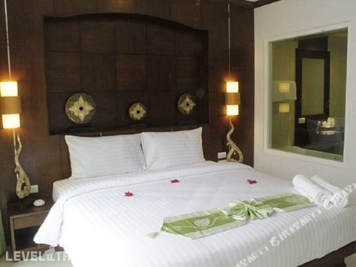 фотографии номера Четырехместный делюкс отеля 77 Patong Hotel & Spa (Ex. Azure Bangla Phuket) в Таиланд(Патонг Бич) - фото №12
