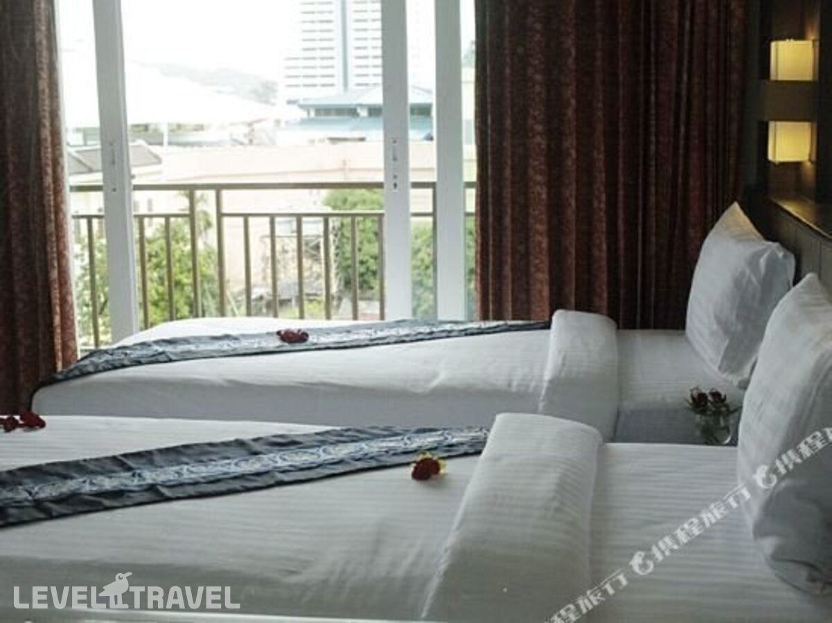 фотографии номера Четырехместный делюкс отеля 77 Patong Hotel & Spa (Ex. Azure Bangla Phuket) в Таиланд(Патонг Бич) - фото №9
