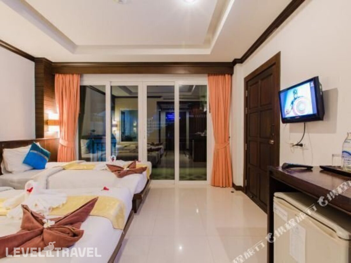 фотографии номера Четырехместный делюкс отеля 77 Patong Hotel & Spa (Ex. Azure Bangla Phuket) в Таиланд(Патонг Бич) - фото №2