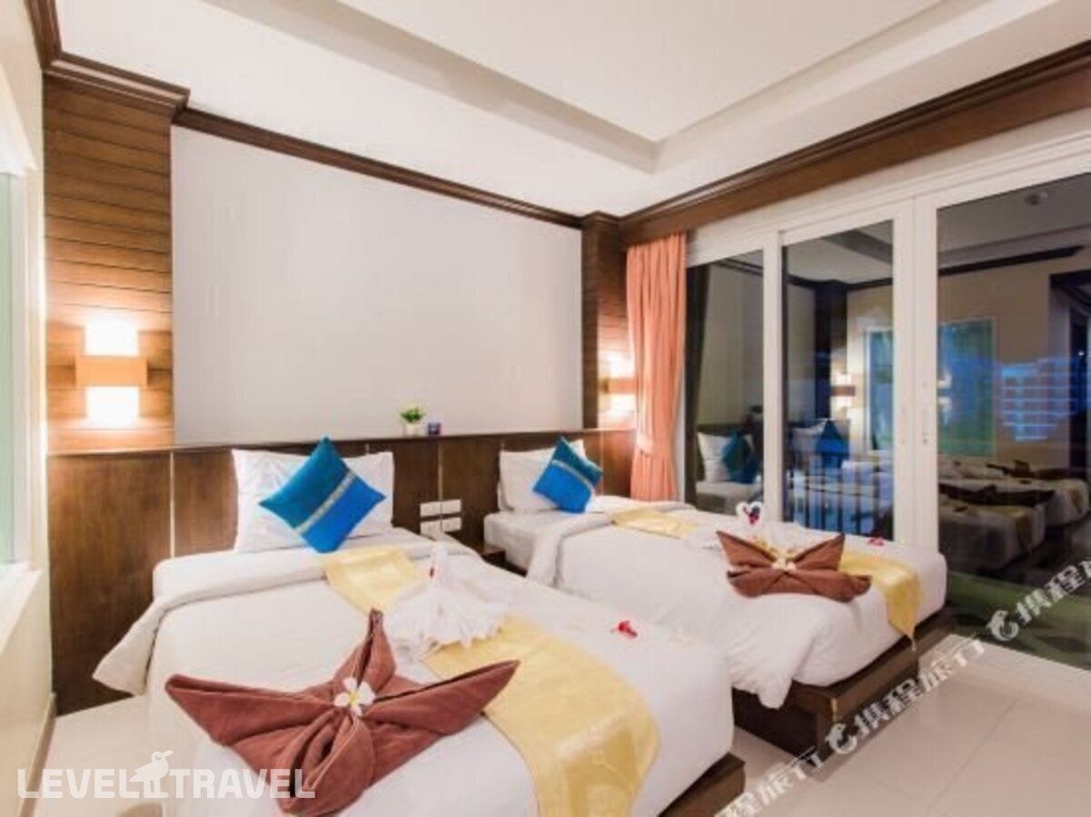 фотографии номера Четырехместный делюкс отеля 77 Patong Hotel & Spa (Ex. Azure Bangla Phuket) в Таиланд(Патонг Бич) - фото №3
