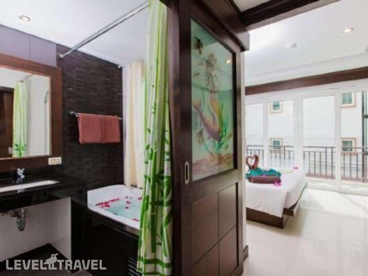 фотографии номера Четырехместный делюкс отеля 77 Patong Hotel & Spa (Ex. Azure Bangla Phuket) в Таиланд(Патонг Бич) - фото №18