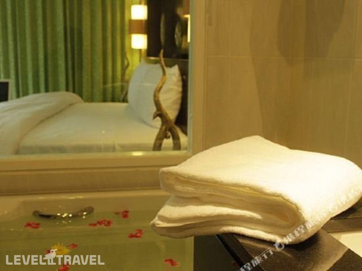 фотографии номера Четырехместный делюкс отеля 77 Patong Hotel & Spa (Ex. Azure Bangla Phuket) в Таиланд(Патонг Бич) - фото №22