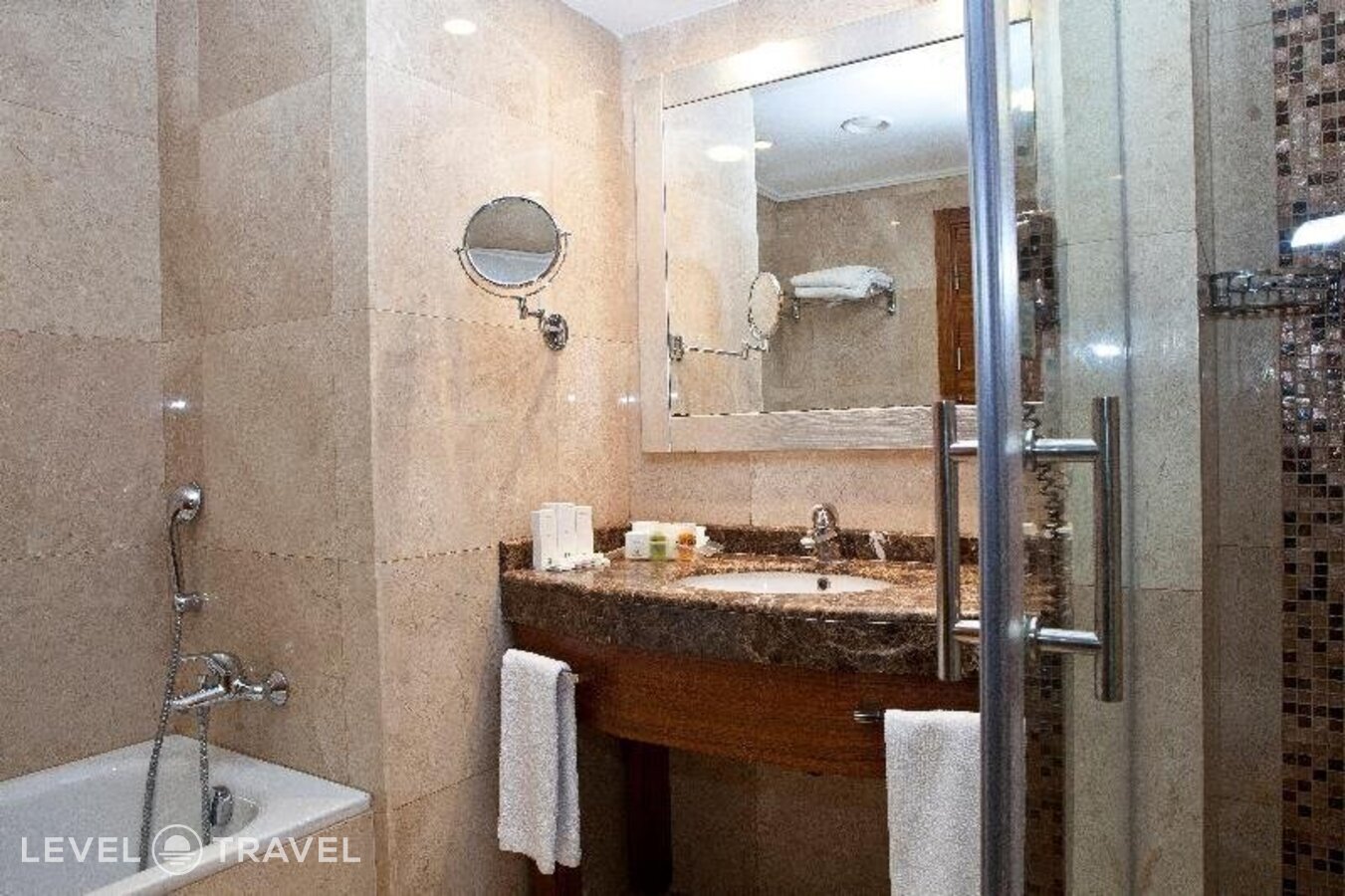 фотографии номера Стандартный с видом на город отеля Holiday Inn Istanbul Sisli Hotel в Турция(Шишли) - фото №27