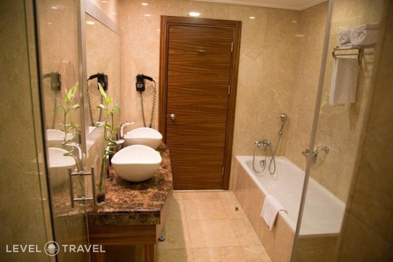фотографии номера Стандартный с видом на город отеля Holiday Inn Istanbul Sisli Hotel в Турция(Шишли) - фото №29