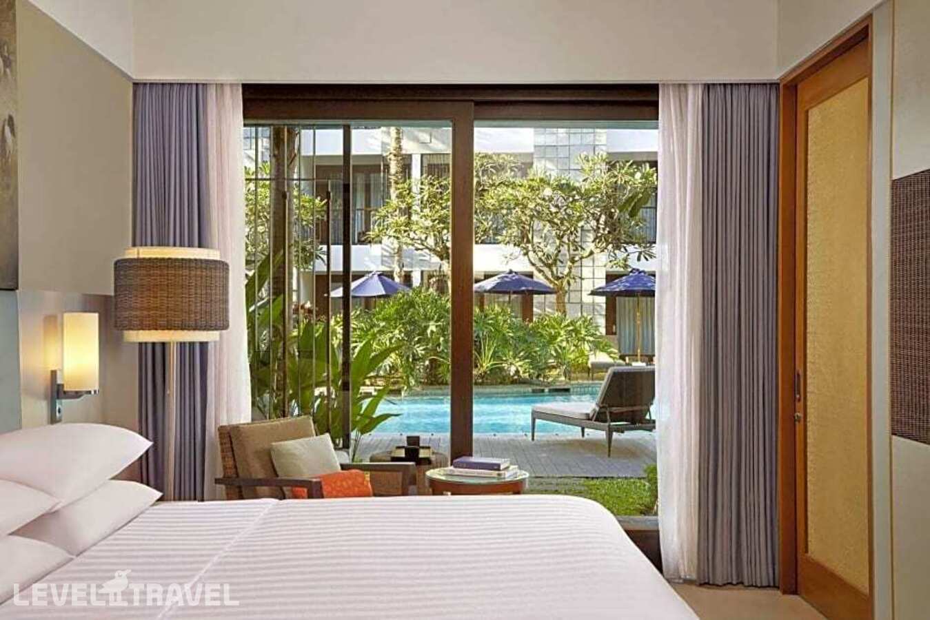 фотографии номера Стандартный с видом на бассейн отеля Courtyard By Marriott Bali Seminyak в Индонезия(Семиньяк) - фото №8