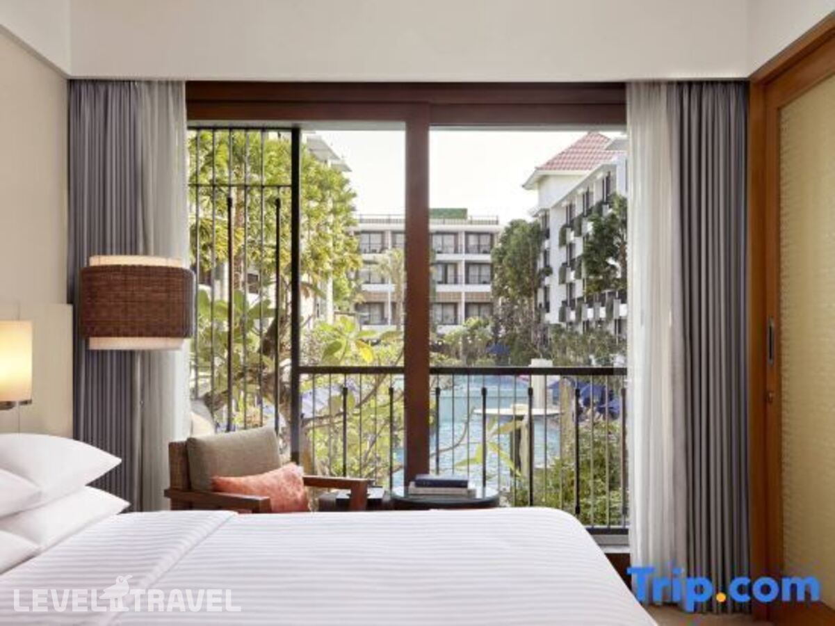 фотографии номера Стандартный с видом на бассейн отеля Courtyard By Marriott Bali Seminyak в Индонезия(Семиньяк) - фото №10