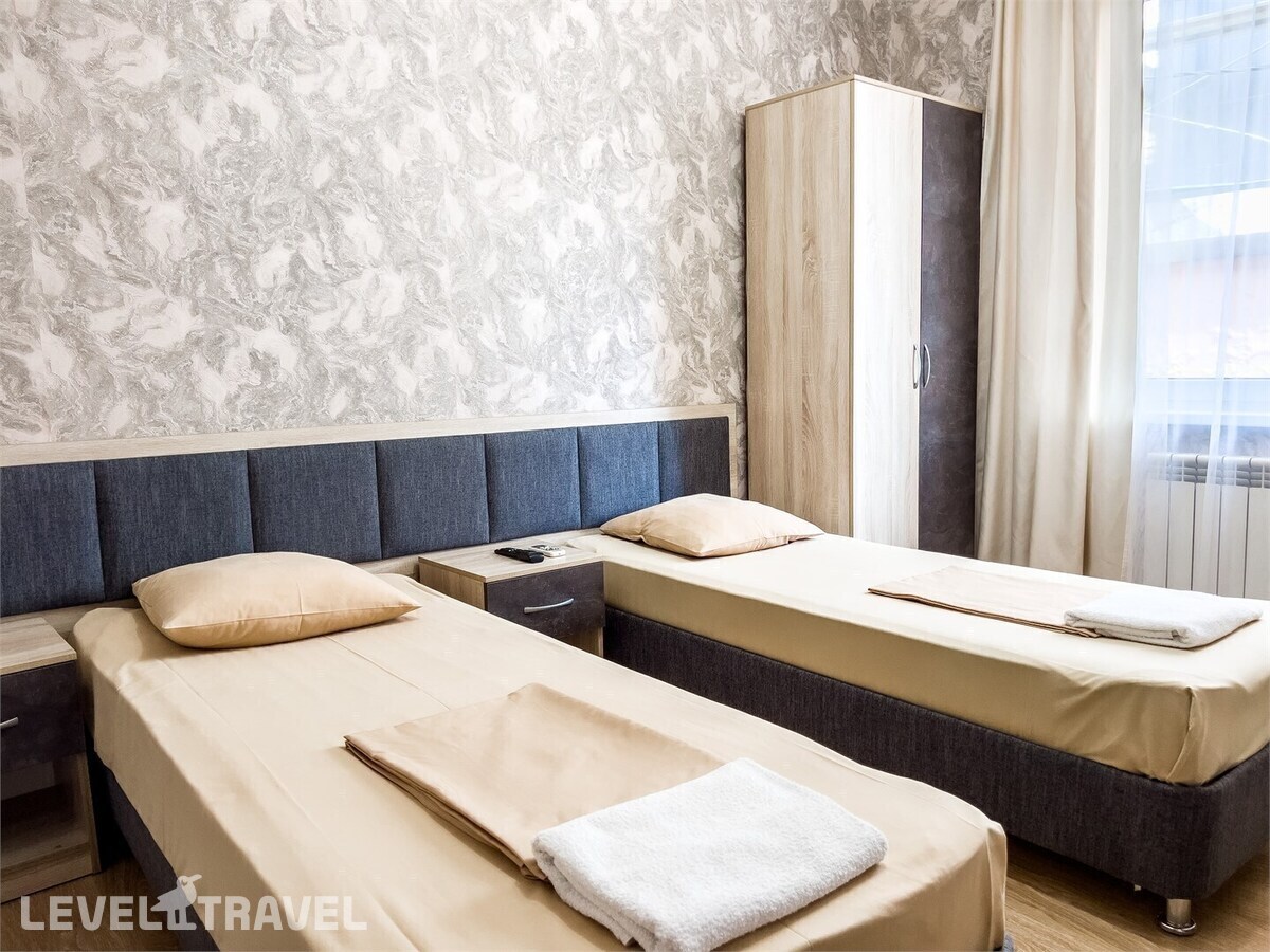 фотографии номера Стандартный (две односпальные кровати) отеля Корона в Россия(Адлер) - фото №1