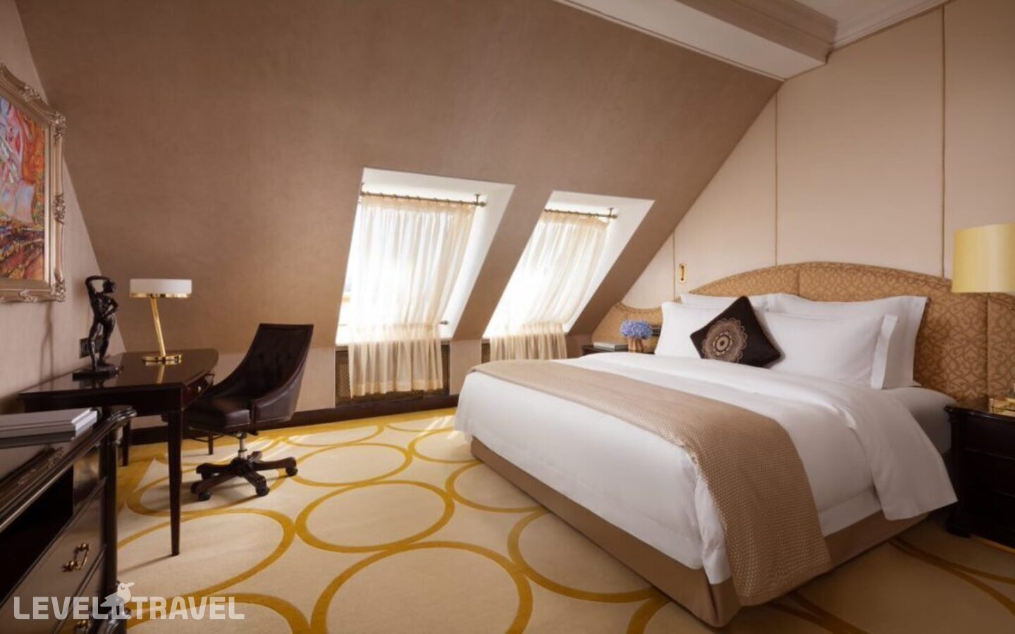 фотографии номера Мансардный номер отеля The St. Regis Moscow Nikolskaya Hotel в Россия(Центральный административный округ (ЦАО)) - фото №1