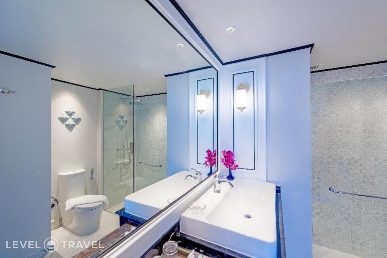 фотографии номера Семейный с видом на город отеля Courtyard By Marriott Phuket Town (Ex.Metropole Hotel Phuket) в Таиланд(город Пхукет) - фото №3