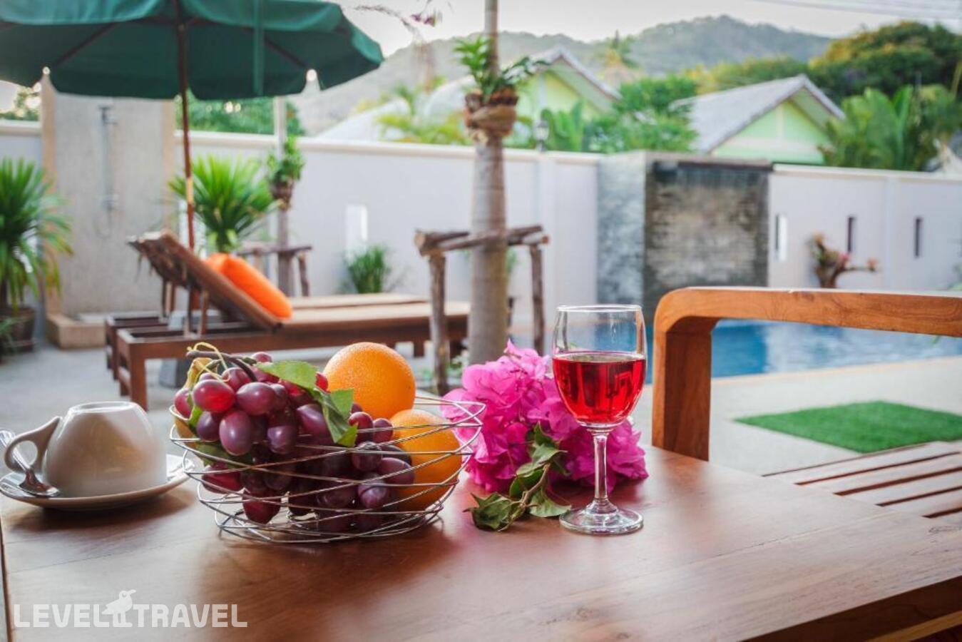 фотографии номера Люкс с видом на бассейн отеля Happy Eight Resort Phuket в Таиланд(Равай) - фото №4