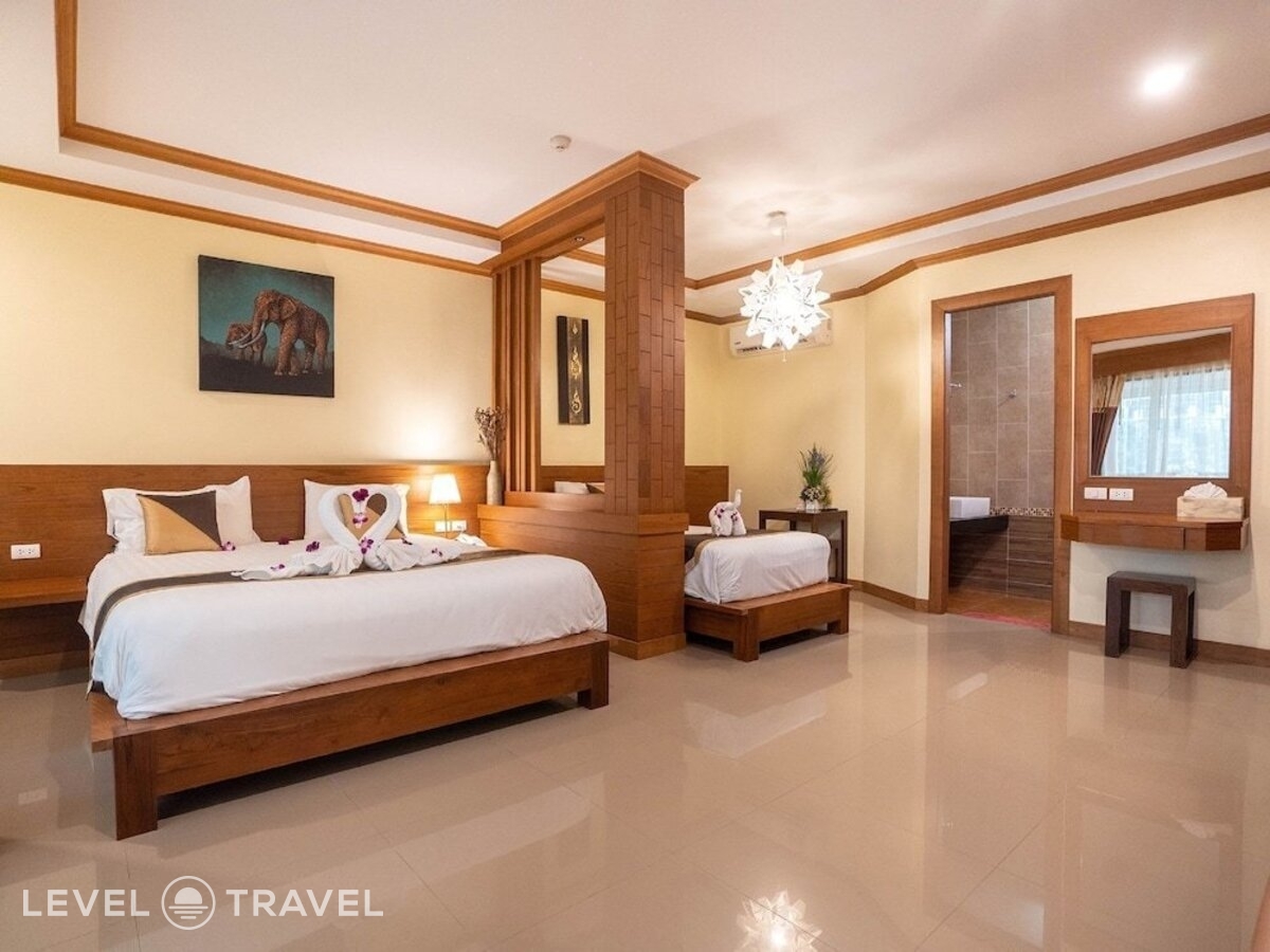 фотографии номера Делюкс с балконом отеля Baan Sailom Resort в Таиланд(Карон Бич) - фото №1