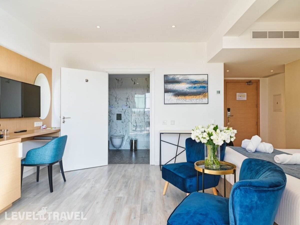 фотографии номера Улучшенный с частичным видом на море отеля Leonardo Crystal Cove Hotel & Spa By The Sea (Adults Only 16+) в Кипр(Протарас) - фото №6