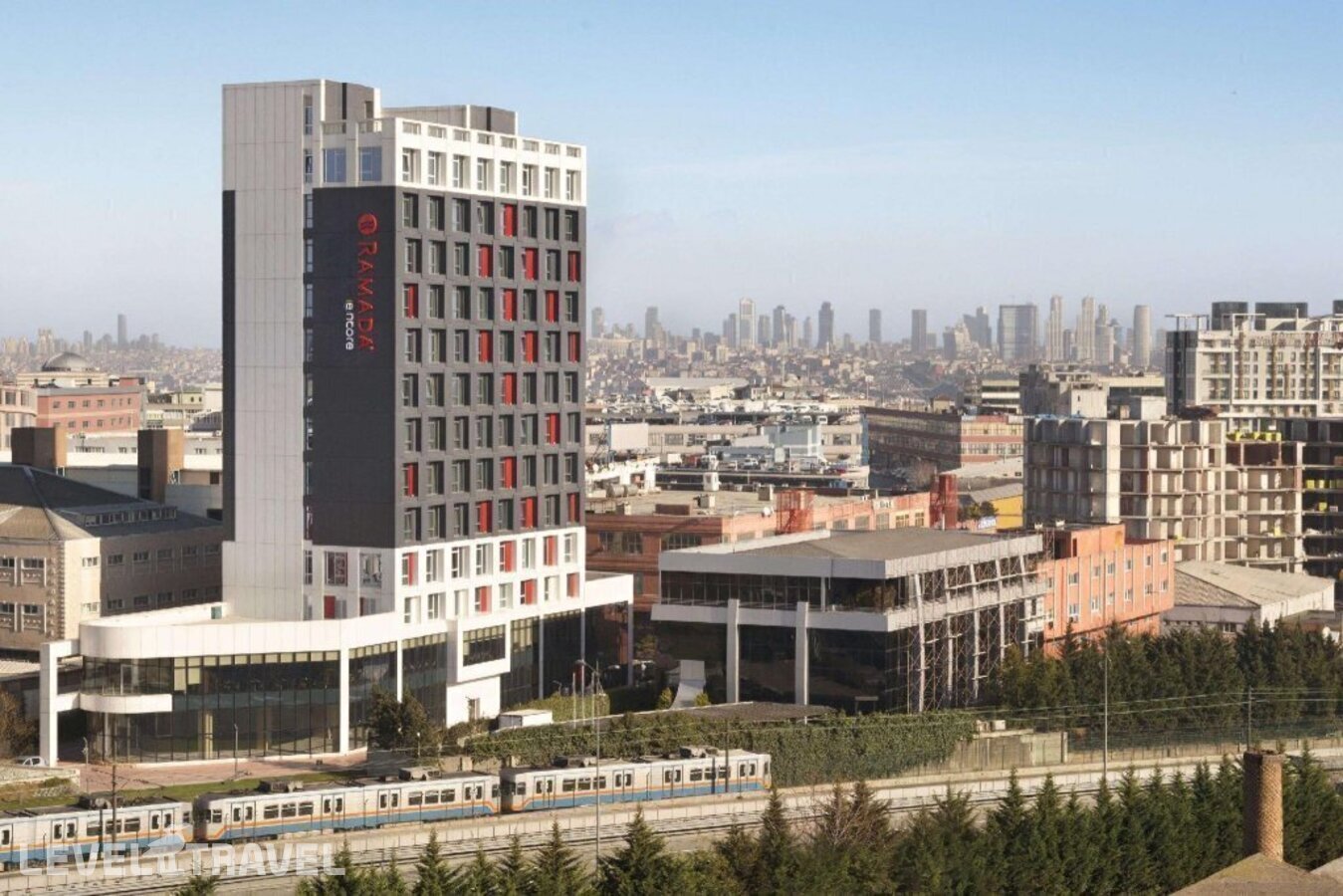 фотографии номера Трехместный с видом на город отеля Ramada Encore Istanbul Bayrampasa в Турция(Байрампаша) - фото №1