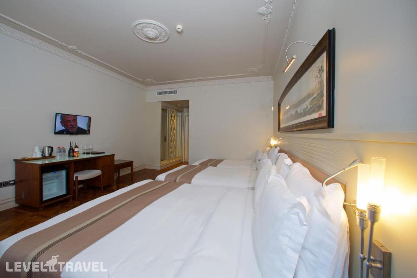 фотографии номера Четырехместный Комфорт отеля Taxim Lounge Hotel в Турция(Бейоглу) - фото №1