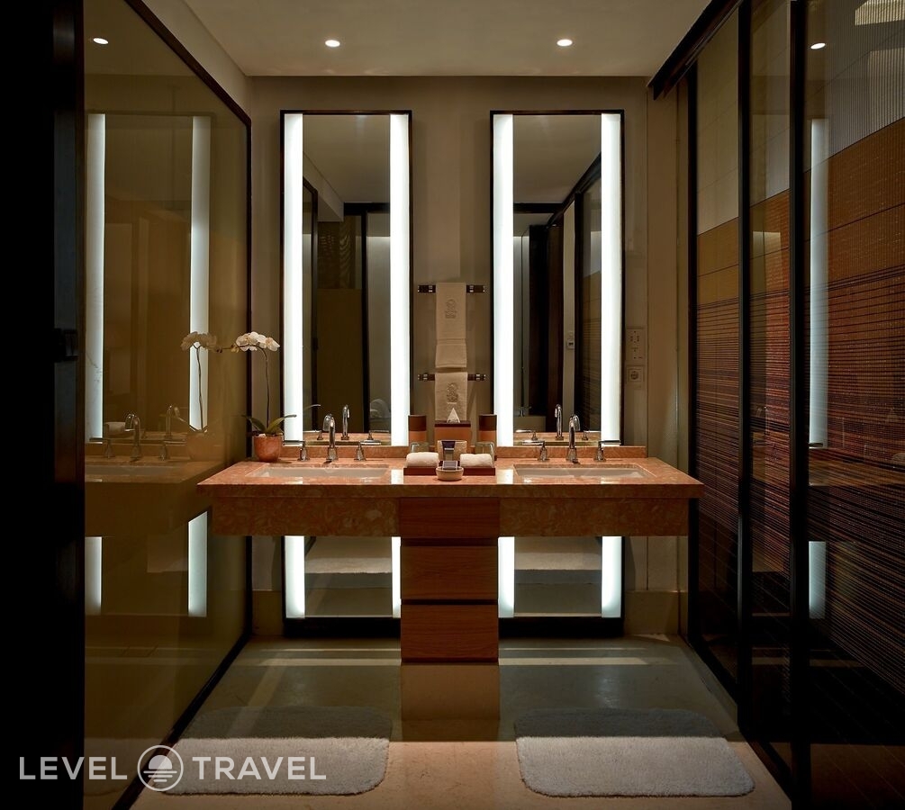 фотографии номера Полулюкс с выходом к бассейну отеля The Ritz Carlton Bali Hotel в Индонезия(Нуса Дуа) - фото №1