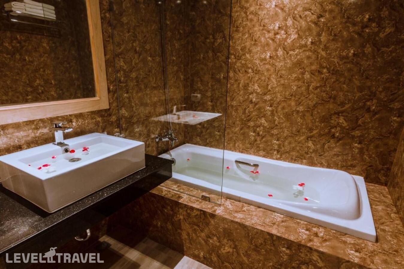 фотографии номера Улучшенный с видом на бассейн отеля Airport Beach Hotel Phuket в Таиланд(Най Янг Бич) - фото №6