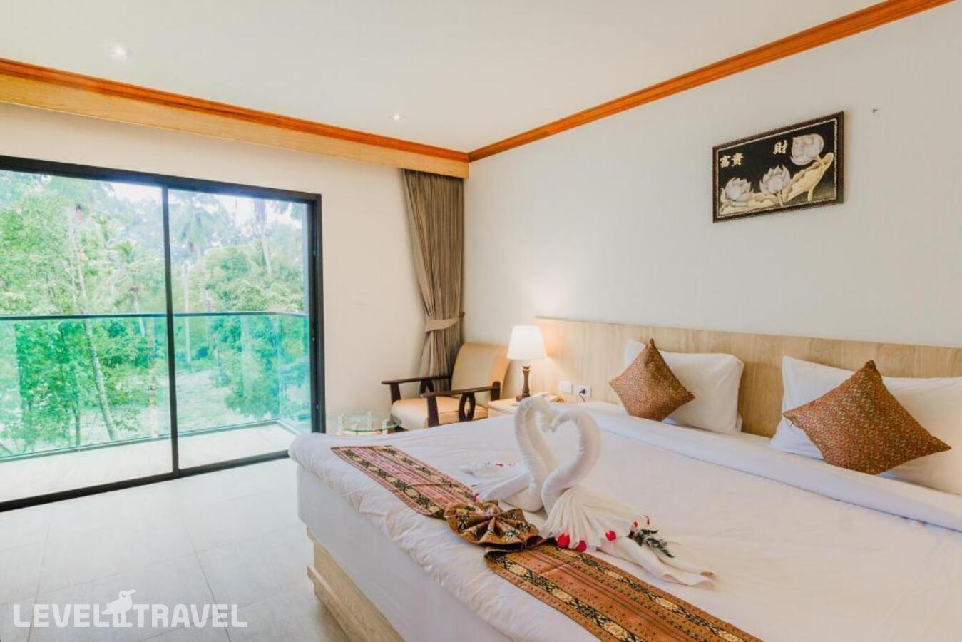 фотографии номера Улучшенный с видом на бассейн отеля Airport Beach Hotel Phuket в Таиланд(Най Янг Бич) - фото №2