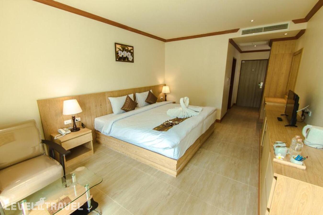 фотографии номера Улучшенный с видом на бассейн отеля Airport Beach Hotel Phuket в Таиланд(Най Янг Бич) - фото №1