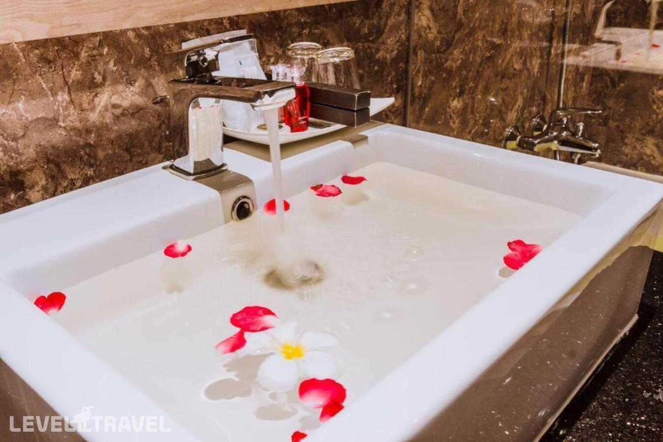 фотографии номера Улучшенный с видом на бассейн отеля Airport Beach Hotel Phuket в Таиланд(Най Янг Бич) - фото №7