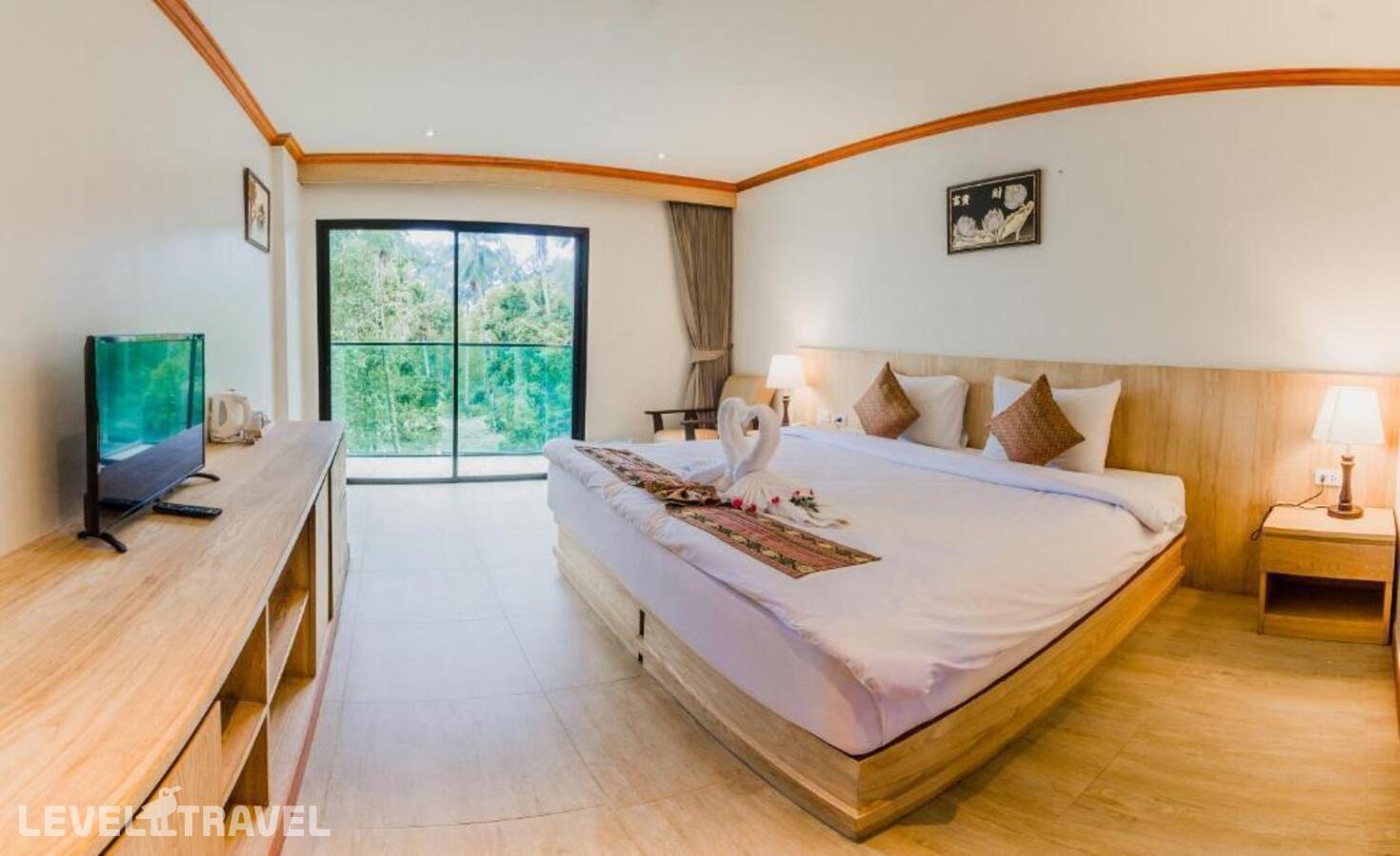 фотографии номера Улучшенный с видом на бассейн отеля Airport Beach Hotel Phuket в Таиланд(Най Янг Бич) - фото №3