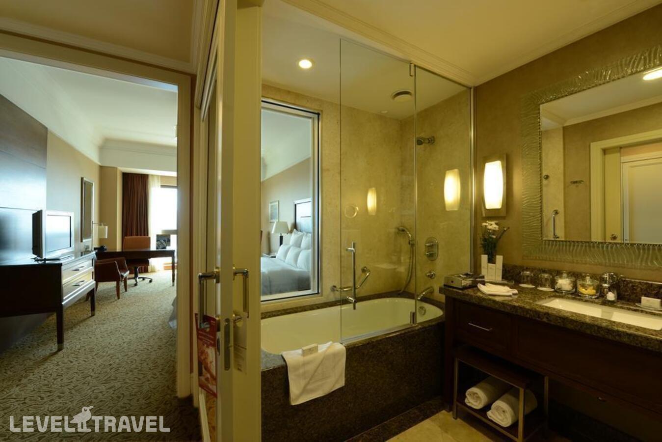 фотографии номера Представительский номер отеля Marriott Istanbul Asia Hotel в Турция(Аташехир) - фото №4
