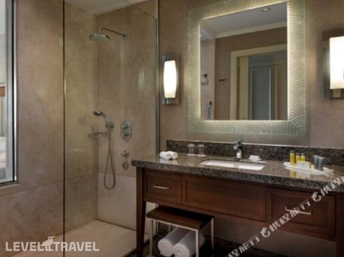 фотографии номера Представительский номер отеля Marriott Istanbul Asia Hotel в Турция(Аташехир) - фото №6