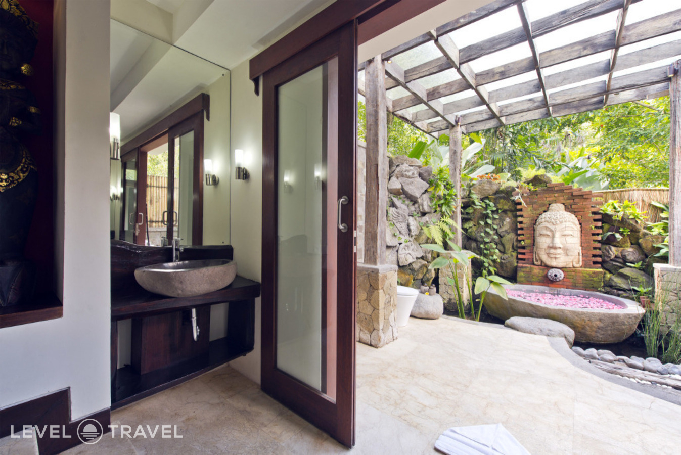 фотографии номера Люкс с видом на бассейн отеля Adiwana Dara Ayu Villas в Индонезия(Гианьяр) - фото №3