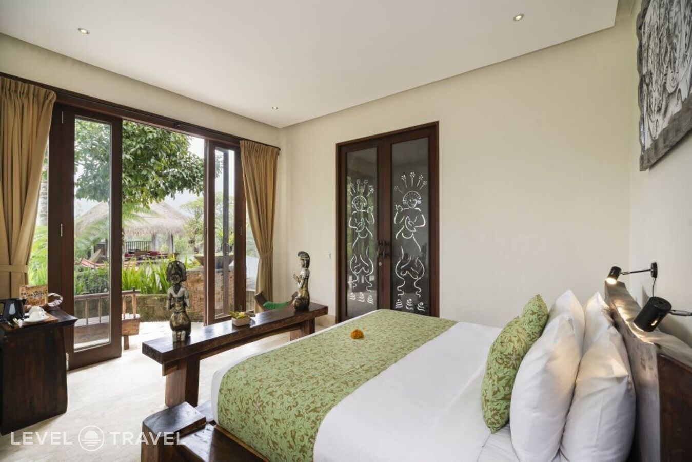 фотографии номера Люкс с видом на бассейн отеля Adiwana Dara Ayu Villas в Индонезия(Гианьяр) - фото №1
