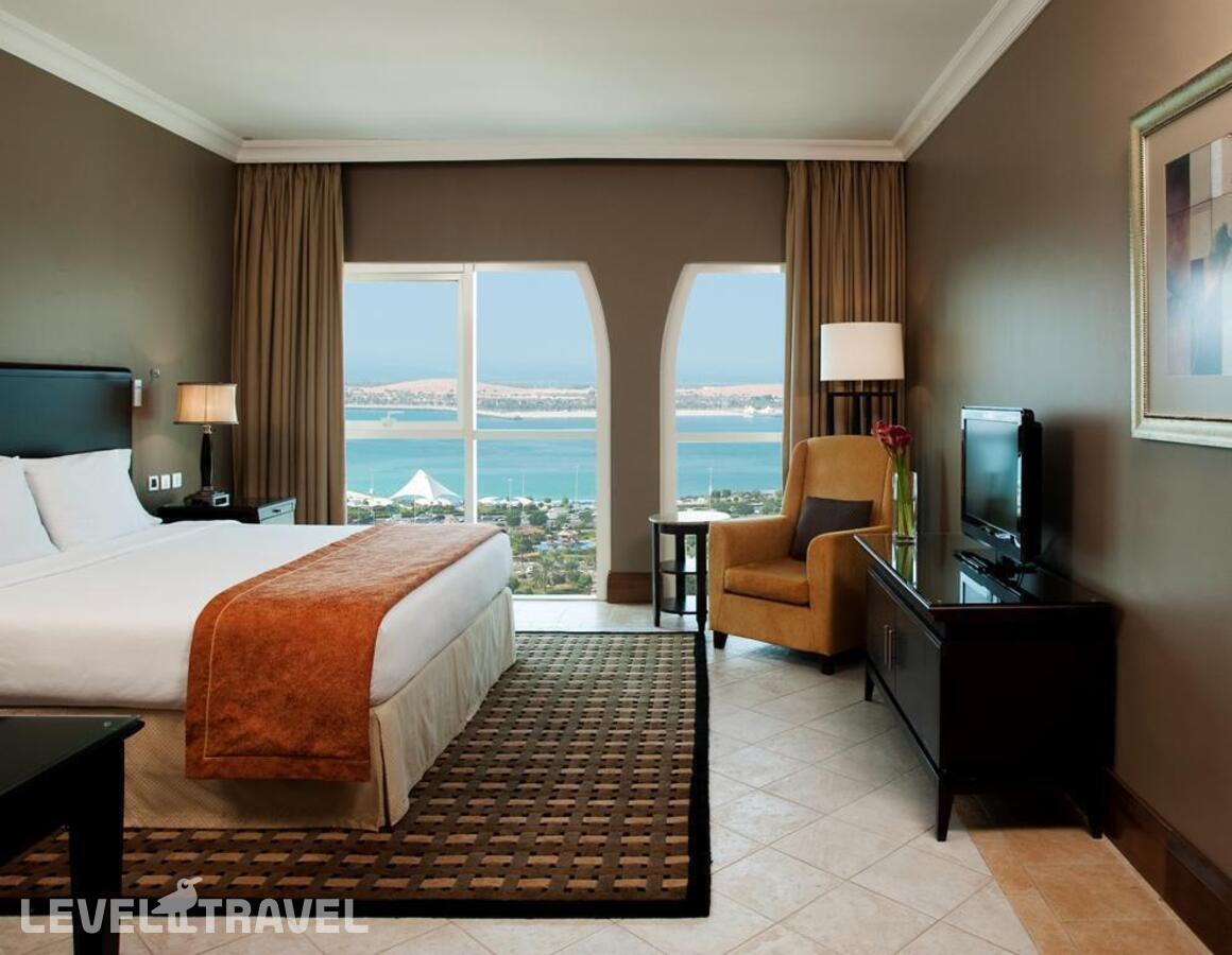 фотографии номера Стандартный с видом на море отеля Sheraton Khalidiya Abu Dhabi в ОАЭ(Абу-Даби) - фото №1
