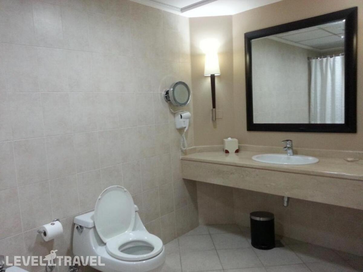 фотографии номера Классический (две односпальные кровати) отеля Sheraton Khalidiya Abu Dhabi в ОАЭ(Абу-Даби) - фото №38