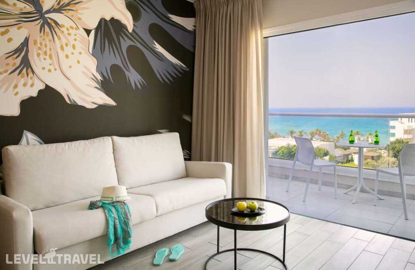 фотографии номера Полулюкс с боковым видом на море отеля Vangelis Hotel & Suites в Кипр(Протарас) - фото №2