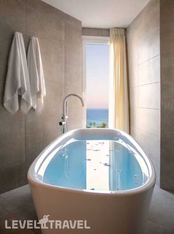 фотографии номера Полулюкс с боковым видом на море отеля Vangelis Hotel & Suites в Кипр(Протарас) - фото №1