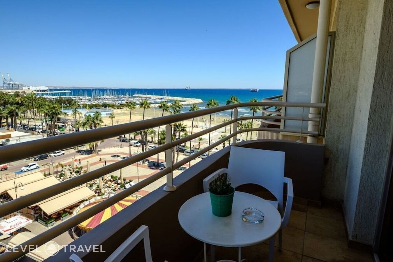 фотографии номера Роскошные апартаменты отеля Les Palmiers Beach Hotel в Кипр(Ларнака) - фото №2