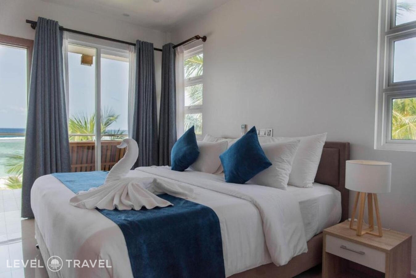 фотографии номера Делюкс с видом на океан (двуспальная кровать) отеля Reef Edge Thulusdhoo Guesthouse в Мальдивы(Тулусду) - фото №1
